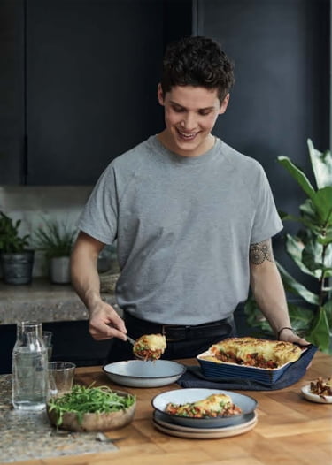 Max La Manna, Total vegan - Zero waste, Portrait beim Kochen