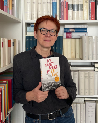 Jana Fröbel mit Der nächste Redner ist eine Dame