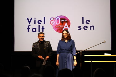 Gianni Jovanovic und Helge Kloth auf der Bühne der 80 Jahre Aufbau Verlage Jubiläumsfeier