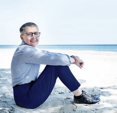 Porträt von Katharina peters am strand sitzend