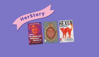 Grafik mit Lila Hintergrund, drei Covers von Büchern zum Thema weibliche Geschichtsschreibung und einem Schild mit der Schrift "HerVoice"