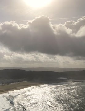 Foto des Ortes Nazaret mit Küste und Meer im Abendlicht