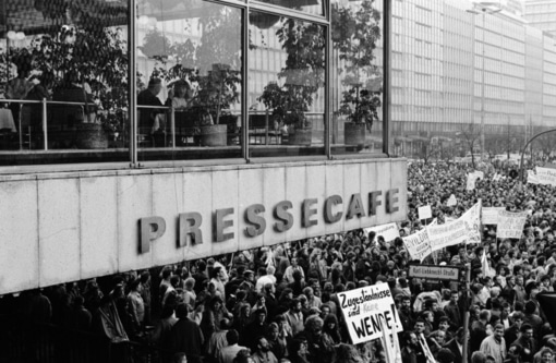 Berlin, Memhardstraße, Ecke Karl-Liebknecht-Straße, Demonstration am 4. November 1989