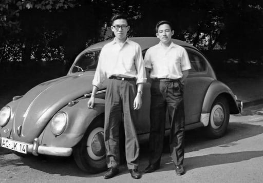 Wenpo Lee (rechts) und sein Kommilitone vor dem VW-Käfer, den sie  sich während der Studienzeit teilten, Aachen, 1964