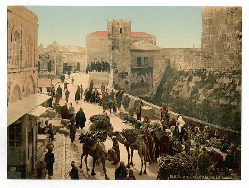 Historisches Foto der Stadt Jerusalem mit Straßenverkäufern, Fussgängern und Kamelen.