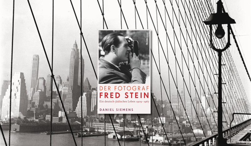 Cover von Daniel Siemens, Der Fotograf Fred Stein im Vordergrund. Im Hintergrund eine schwarz-weiss-Fotografie von Fred Stein, die Manhatten von der Brooklin Bridge us zeigt.