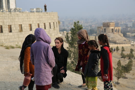 Natalie Amiri mit Kindern in Afghanistan