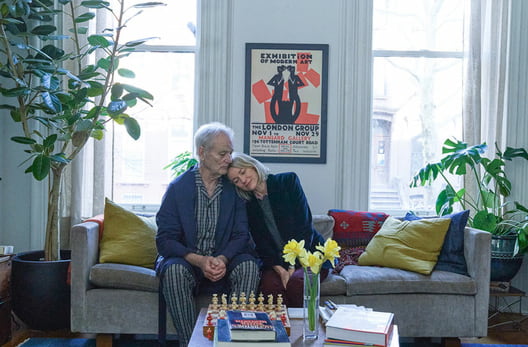 Szene aus dem Film "Loyal Friend", Naomi Watts und Bill Murray auf einem Sofa sitzend