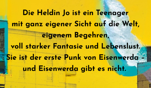 Zitatgrafik aus Interview mit Sonja M. Schulz. Text: &quot;Die Heldin Jo ist ein Teenager mit ganz eigener Sicht auf die Welt, eigenem Begehren, voll starker Fantasie und Lebenslust. Sie ist der erste Punk von Eisenwerda – und Eisenwerda gibt es nicht.&quot;. Im Hintergrund Ausschnitt aus Covermotiv von Mauerpogo. 