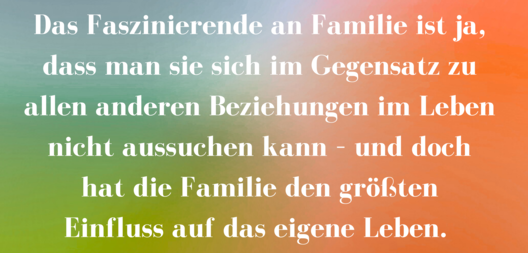 Zitatgrafik aus Interview mit Oyinkan Braithwaite. Text: &quot;Das Faszinierende an Familie ist ja, dass man sie sich im Gegensatz zu allen anderen Beziehungen im Leben nicht aussuchen kann – und doch hat die Familie den größten Einfluss auf das eigene Leben.&quot;