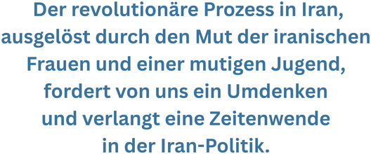 Zitatgrafik aus dem Vorwort von Natalie Amiri. Text: "er revolutionäre Prozess in Iran, ausgelöst durch den Mut der iranischen Frauen und einer mutigen Jugend, fordert von uns ein Umdenken und verlangt eine Zeitenwende in der Iran-Politik."