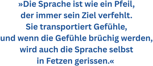Zitatgrafik aus Interview mit Han Kang. Text: "»Die Sprache ist wie ein Pfeil, der immer sein Ziel verfehlt. Sie transportiert Gefühle, und wenn die Gefühle brüchig werden, wird auch die Sprache selbst in Fetzen gerissen.«"