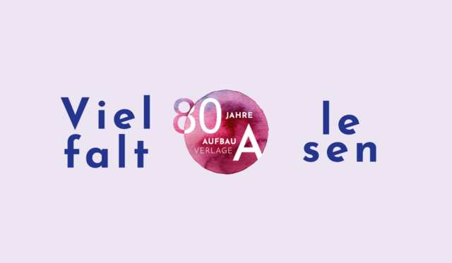 Jubiläumslogo 80 Jahre Aufbau Verlage mit Schrift &quot;Vielfalt lesen&quot; auf lila Hintergrund