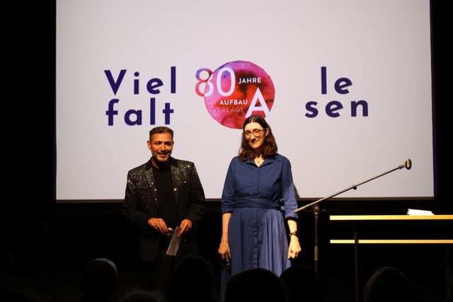 Gianni Jovanovic und Helge Kloth auf der Bühne der 80 Jahre Aufbau Verlage Jubiläumsfeier