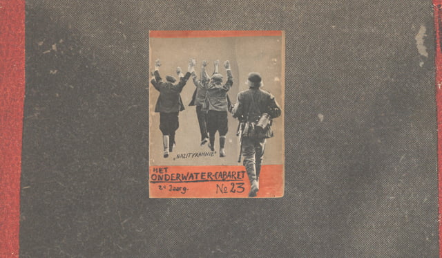 Grafik mit Collage von Curt Block aus Das Unterwasser Cabaret. Die Collage besteht aus einem Auschnitt eines Zeitungsartikel mit einem Foto eines bewaffneten Militärs, der Gefangene treibt.