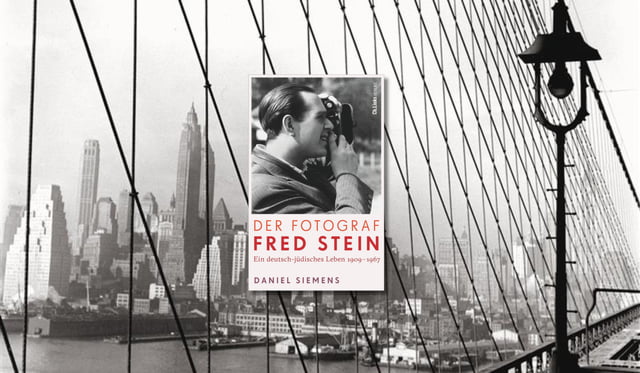 Cover von Daniel Siemens, Der Fotograf Fred Stein im Vordergrund. Im Hintergrund eine schwarz-weiss-Fotografie von Fred Stein, die Manhatten von der Brooklin Bridge us zeigt.