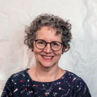 Porträtfoto Stephanie Schuster