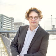 Porträtfoto Oliver Hollenstein
