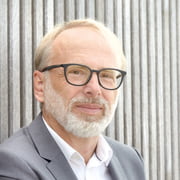 Porträtfoto Oliver Schröm