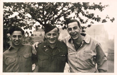 Guy Stern mit den Ritchie Boys Leutnant Walter Sears und Fred Howard (rechts), in Bad Hersfeld
