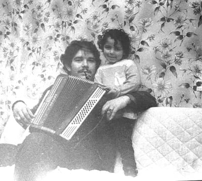 Der vierjährige Gianni Jovanovic mit seinem Vater, 1982