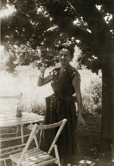 Catherine Dior in ihrem Garten