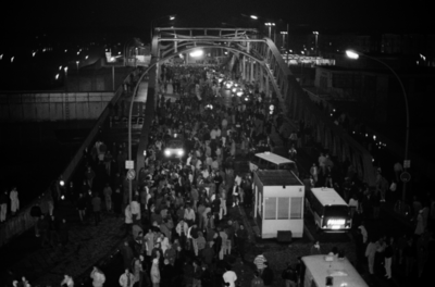 Berlin, Bösebrücke zwischen Bornholmer- und Seestraße, Grenzöffnung,  9. November 1998 um Mitternacht