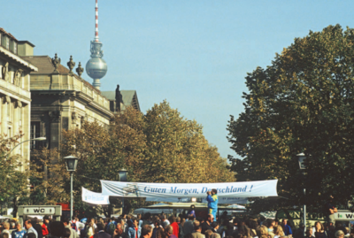 Passanten am Tag der deutschen Einheit, Unter den Linden, 3.10.1990