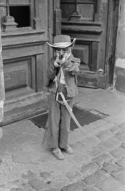 Junge mit einem Holzgewehr