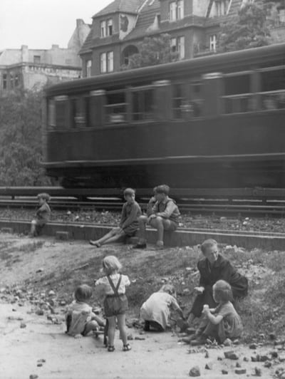 Kinderspielplatz dicht an der Stadtbahn