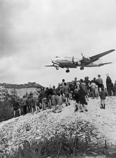 Warten auf die Ladung eines Rosinenbombers