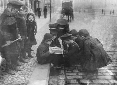 Kinder spielen Murmeln