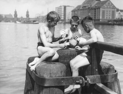 Berliner Jungs auf der Spree