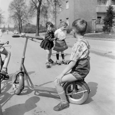 Zwei Mädchen beim Rollschuhlaufen