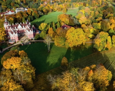 Blick von oben auf Muskauer Schloss und Park