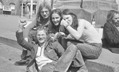Matthias Domaschk (rechts) mit Freunden am Fuße des Hanfried auf  dem Marktplatz in Jena, 2. Mai 1976