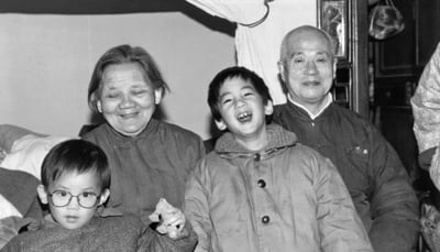 Felix Lee (links) und sein älterer Bruder mit den Großeltern,  Nanjing, 1979/80