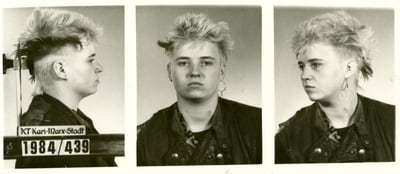 Drei erkennungsdienstliche Fotos einer jungen Punkerin
