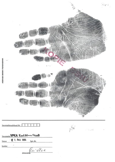 Kopie aus einer Stasi-Akte mit bei einer polizeilichen Zuführung erstellten Handabdrücken einer Person.