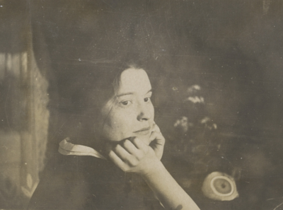  Schwarz-weiss Foto von Netty Reiling, sitzend, das Kinn auf die Hände gestützt