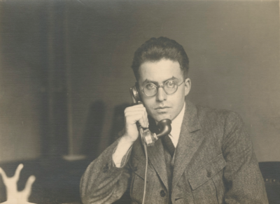  Schwarz-weiss Foto von Rodi mit Brille am Telefon