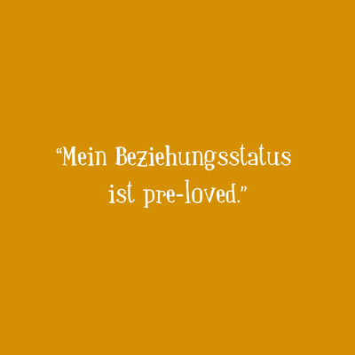 Zitatgrafik mit gelbem Hintergrund und Text »Mein Beziehungsstatus ist pre-loved.«