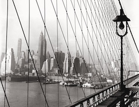 Schwarz-weiss-Fotografie von Fred Stein. Abgebildet wird Manhatten von der Brookling Bridge aus.