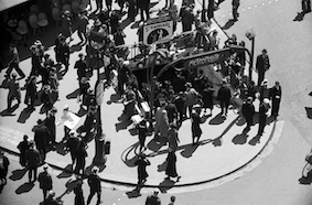 Schwarz-weiss-Fotografie von Fred Stein. Abgebildet wird eine Metrohaltestelle in Paris mit vielen Menscen.