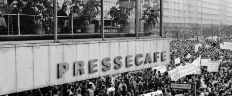 Berlin, Memhardstraße, Ecke Karl-Liebknecht-Straße, Demonstration am 4. November 1989