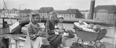 Mädchen mit Puppen auf einem Boot