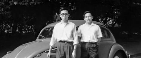 Wenpo Lee (rechts) und sein Kommilitone vor dem VW-Käfer, den sie  sich während der Studienzeit teilten, Aachen, 1964