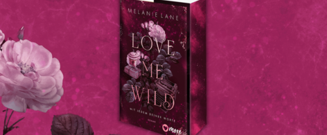 Packshot von Melanie Lanes &quot;Love Me Wild&quot; auf lila Hintergrund mit Blumen
