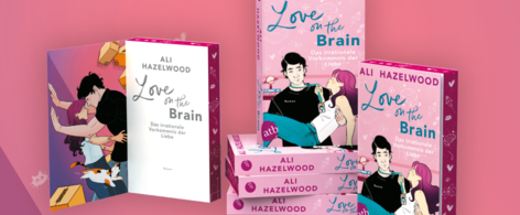 Banner mit mehreren Mockups von Ali Hazelwood, Love on the Brain im Taschenbuch