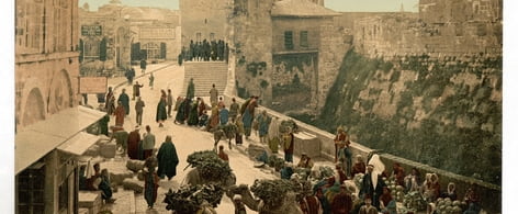Historisches Foto der Stadt Jerusalem mit Straßenverkäufern, Fussgängern und Kamelen.